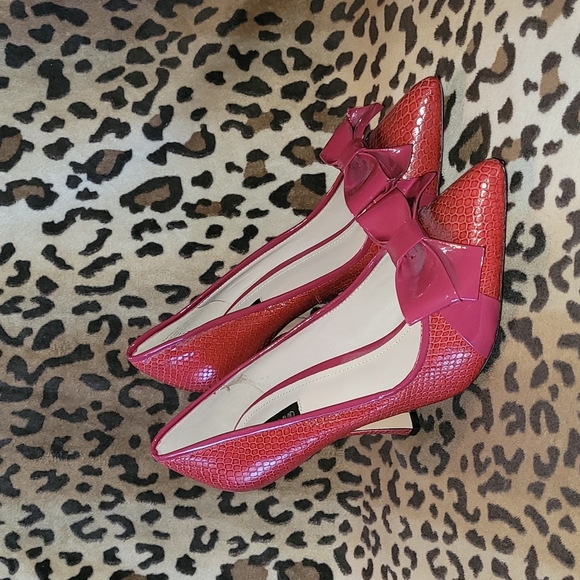 Joan & David Shoes - Red leather pumps with pink bows